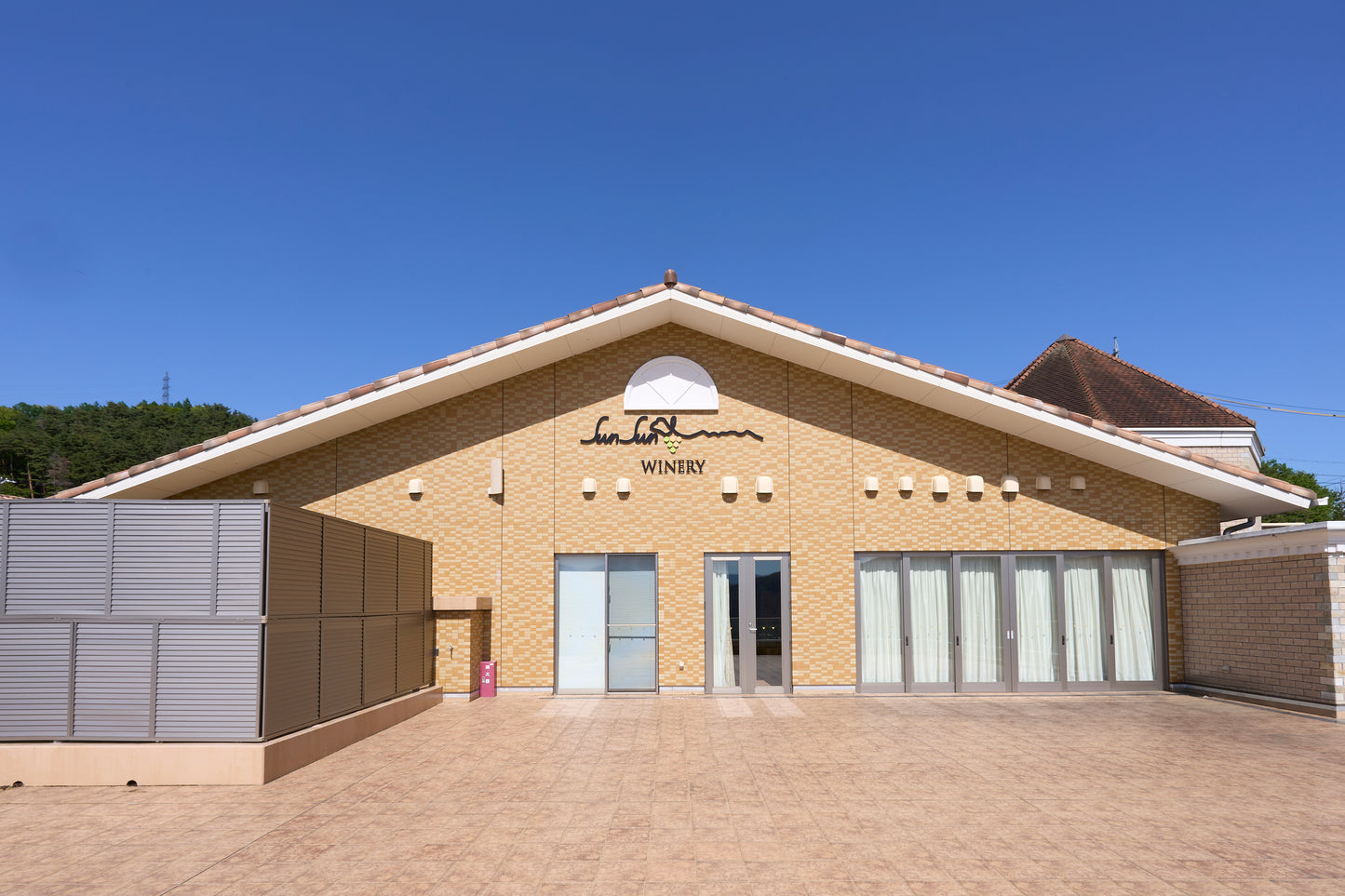 Winery with terrace overlooking the mountains of Shinshu