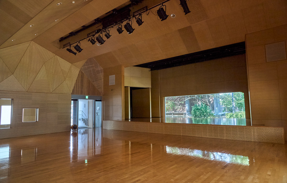 Public facility Makabe Trading Hall with various equipment